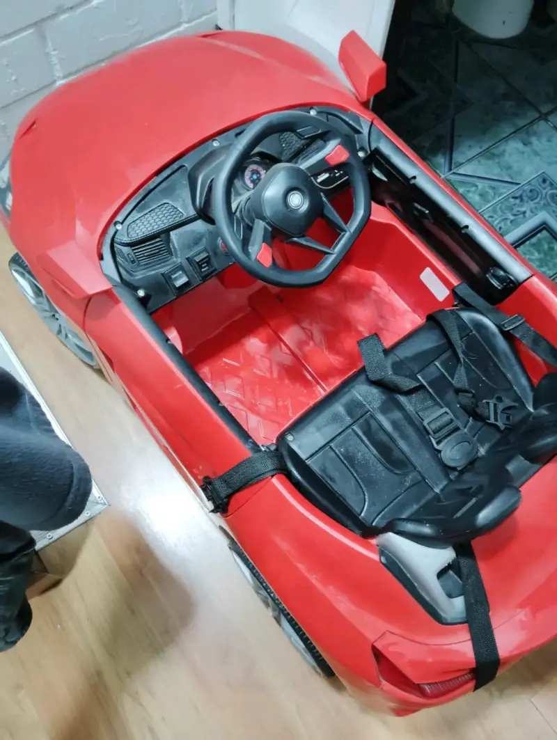 Auto eléctrico de juguete rojo - 1