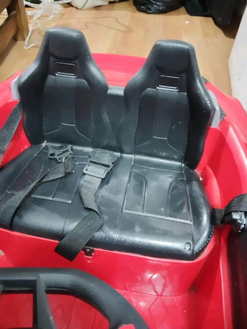 Auto eléctrico de juguete rojo - 2