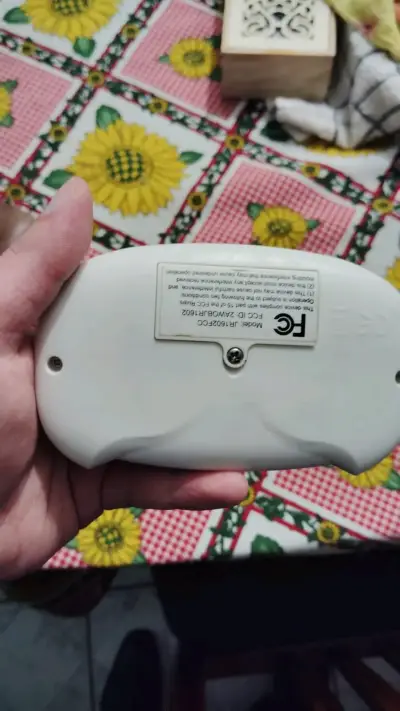 Auto eléctrico de juguete rojo - miniatura 4