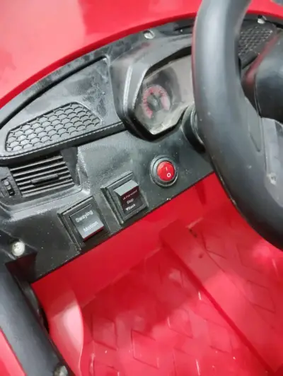 Auto eléctrico de juguete rojo - miniatura 6