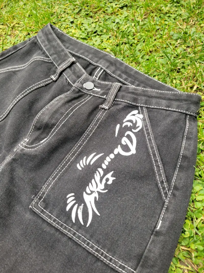 Pantalon cargo negro con diseño - 1