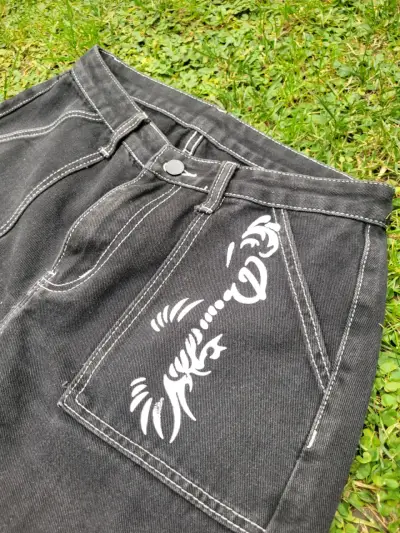 Pantalon cargo negro con diseño - miniatura 1