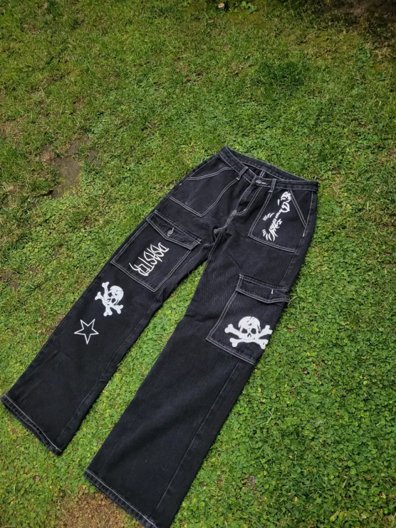 Pantalon cargo negro con diseño - 2