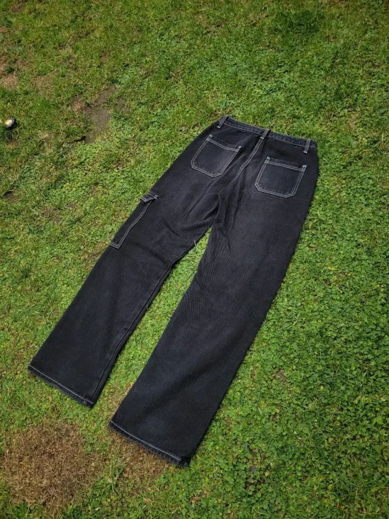 Pantalon cargo negro con diseño - 3