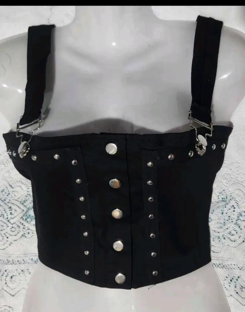 Top nuevo importado negro con tachas - 1