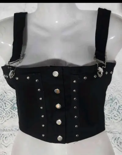Top nuevo importado negro con tachas - miniatura 1