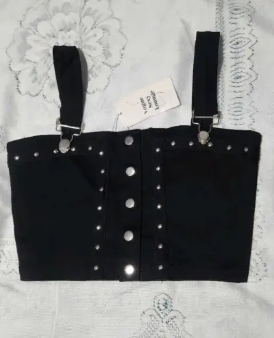 Top nuevo importado negro con tachas - miniatura 3