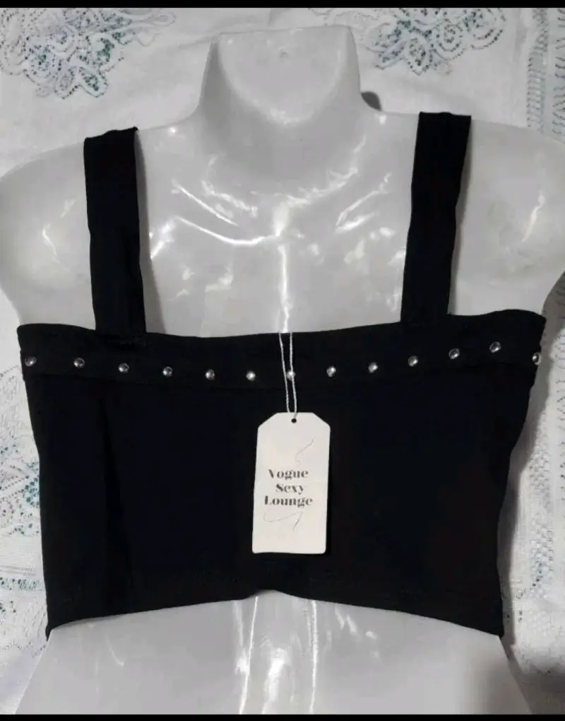 Top nuevo importado negro con tachas - 4