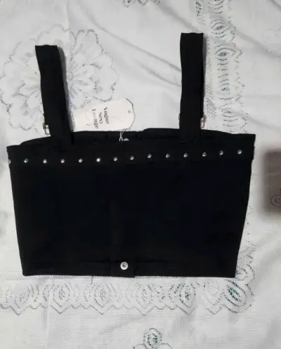 Top nuevo importado negro con tachas - miniatura 5