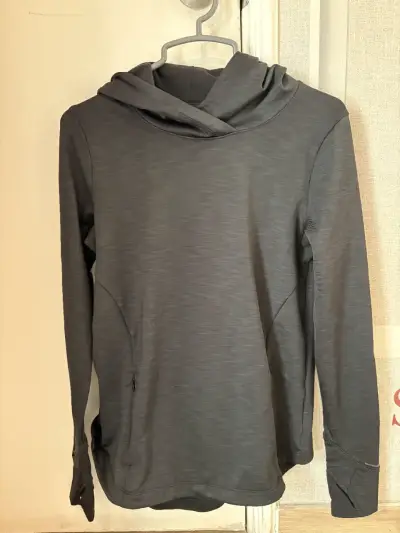 Polerón gris con capucha - miniatura 1