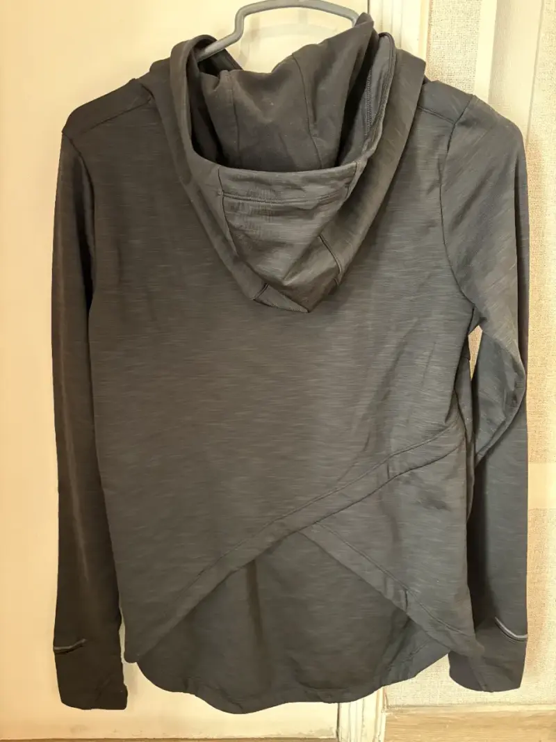 Polerón gris con capucha - 2