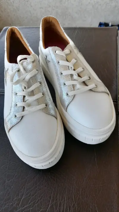 ZAPATILLAS VG  de cuero blancas  con estrellas - miniatura 1