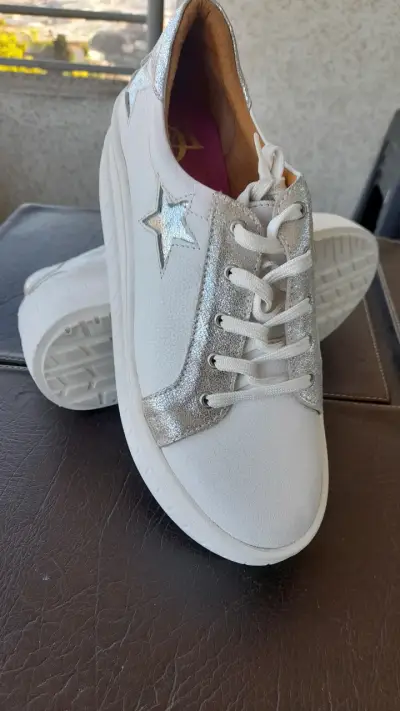 ZAPATILLAS VG  de cuero blancas  con estrellas - miniatura 4