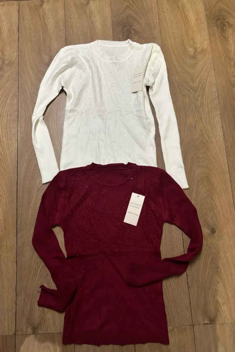 Polera blanca y burdeos con brillo