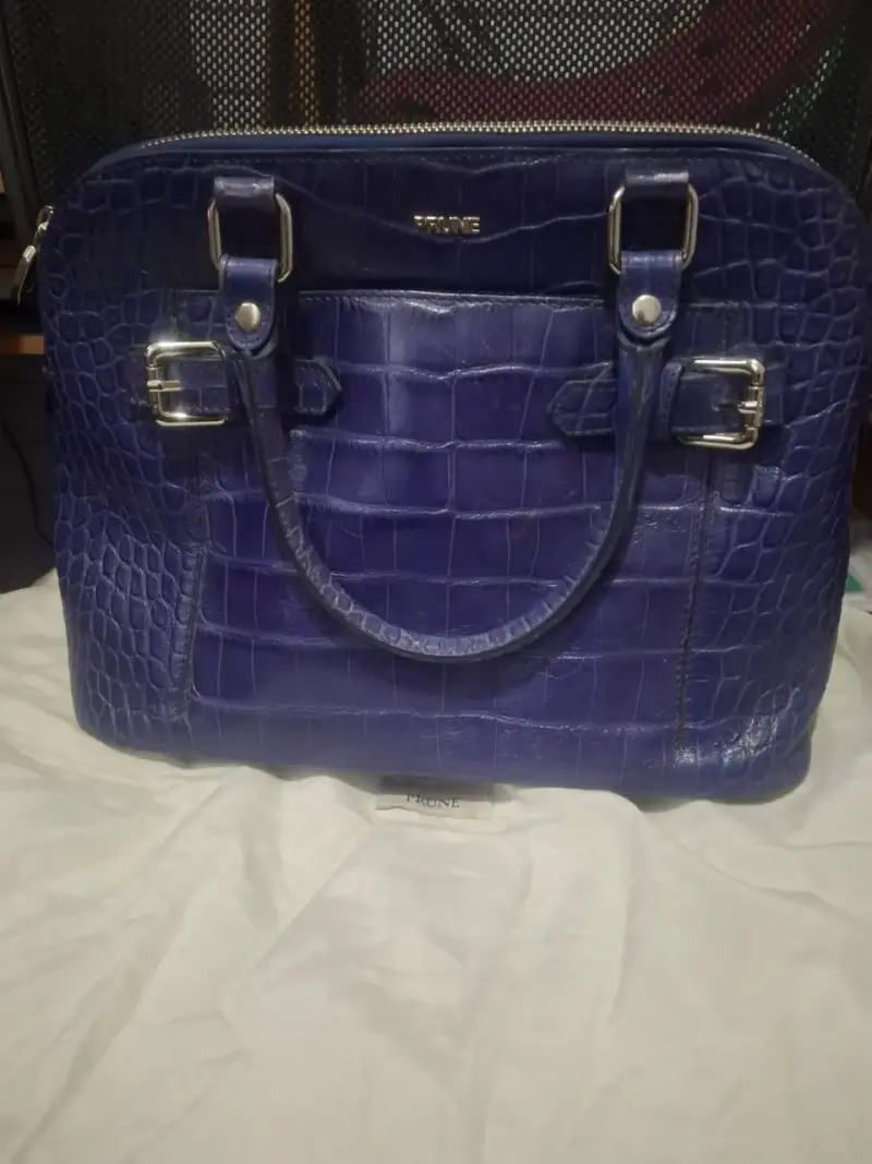 Bolso azul diseño cocodrilo
