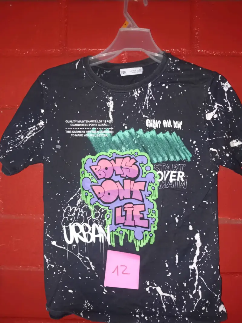 Polera negra estampada grafiti - 1