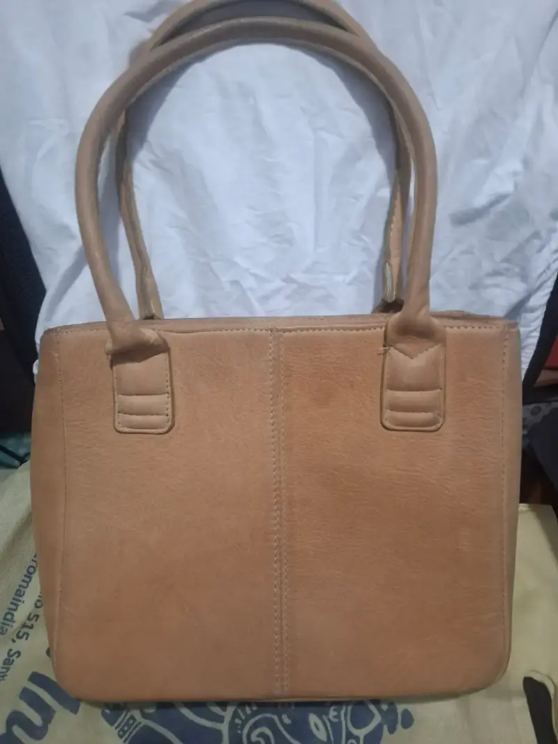 Cartera de mujer de cuero color beige