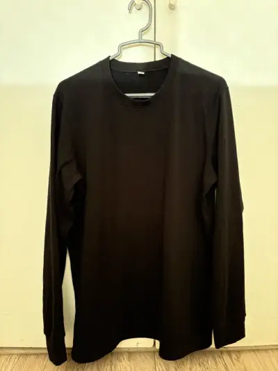 Polera negra de la marca Uniqlo - miniatura 1