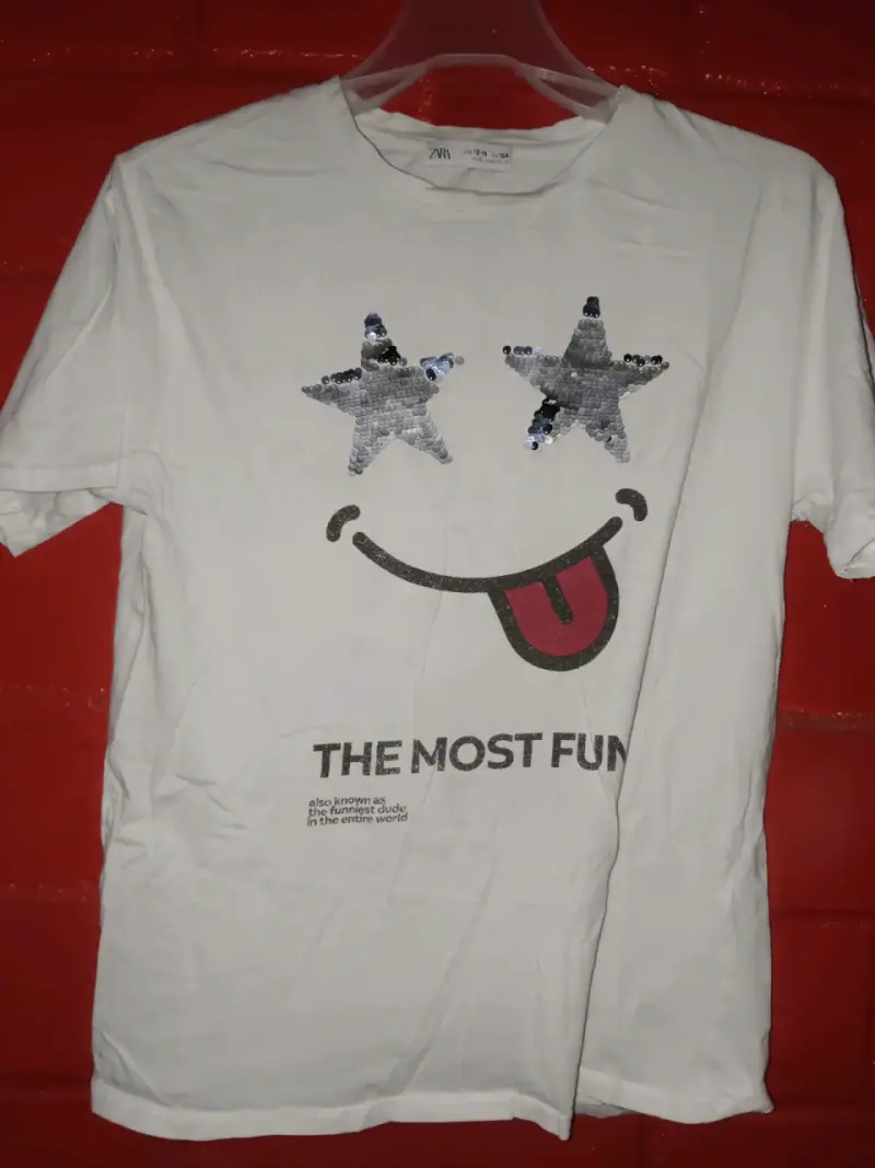 Polera blanca con diseño divertido