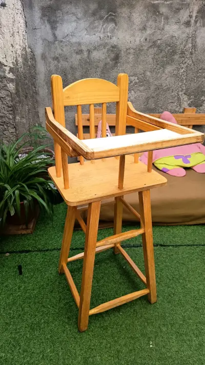 Silla alta de madera para bebé - miniatura 1