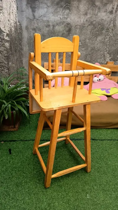 Silla alta de madera para bebé - miniatura 2