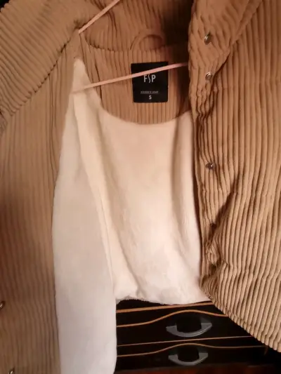 Chaqueta beige de pana acolchada - miniatura 3