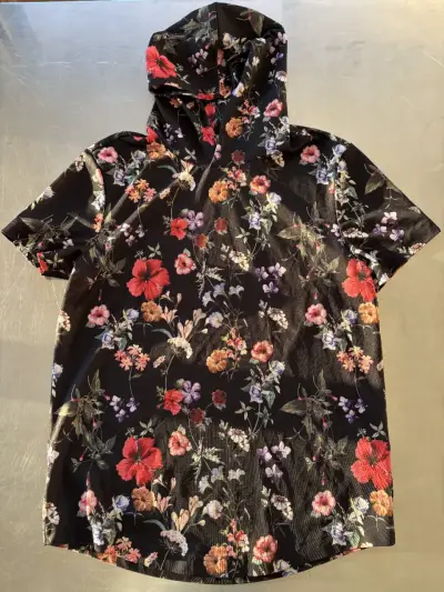 Polera floral con capucha - miniatura 1