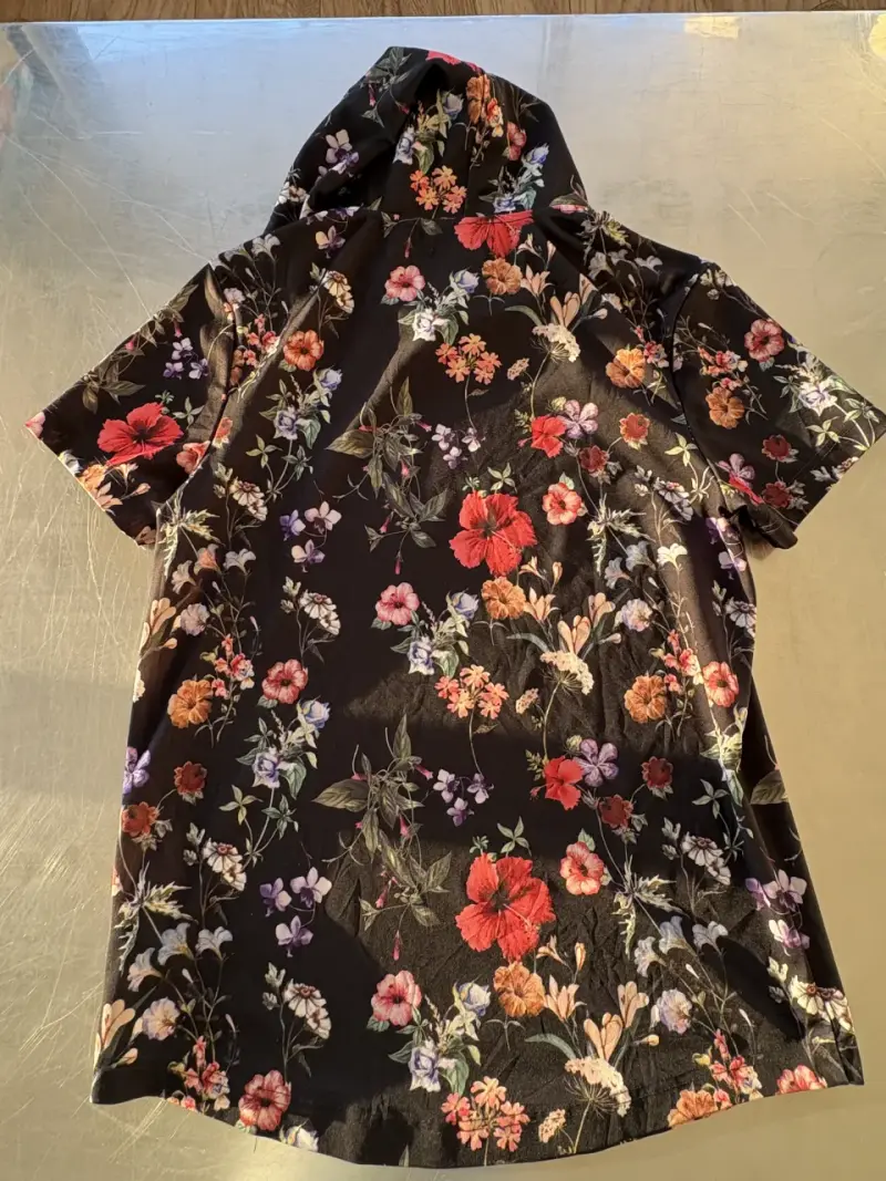 Polera floral con capucha - 2