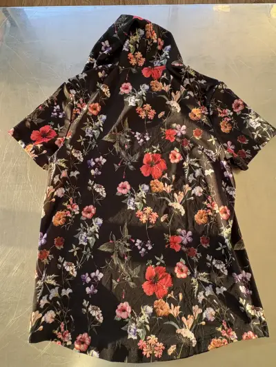 Polera floral con capucha - miniatura 2