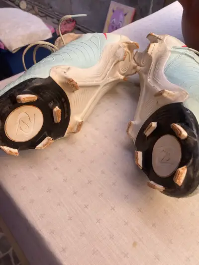 Botines de fútbol color blanco y celeste - miniatura 1