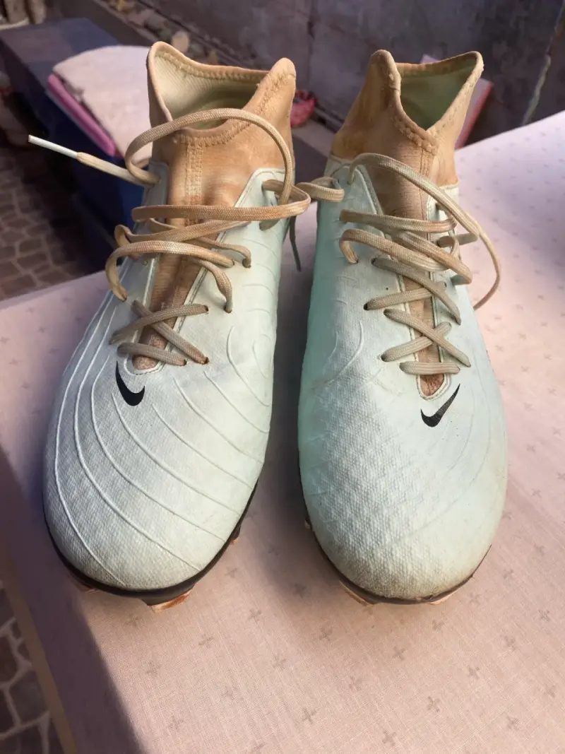 Botines de fútbol color blanco y celeste - 2