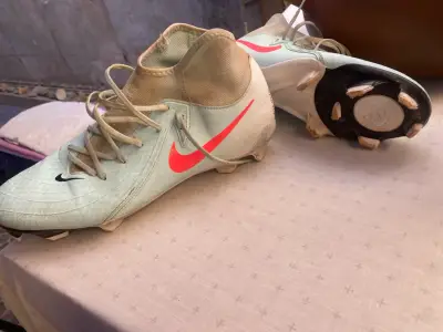 Botines de fútbol color blanco y celeste - miniatura 3