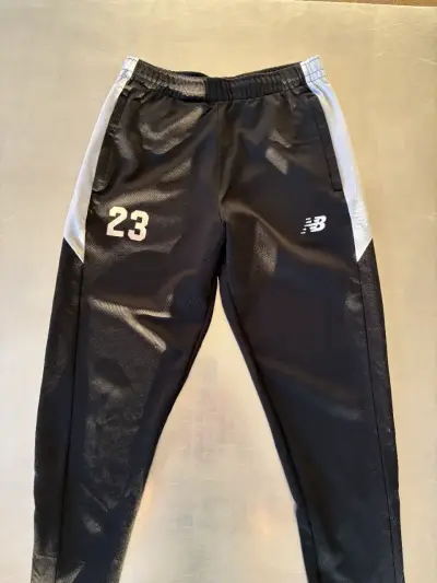 Pantalones deportivos negros New Balance - miniatura 1