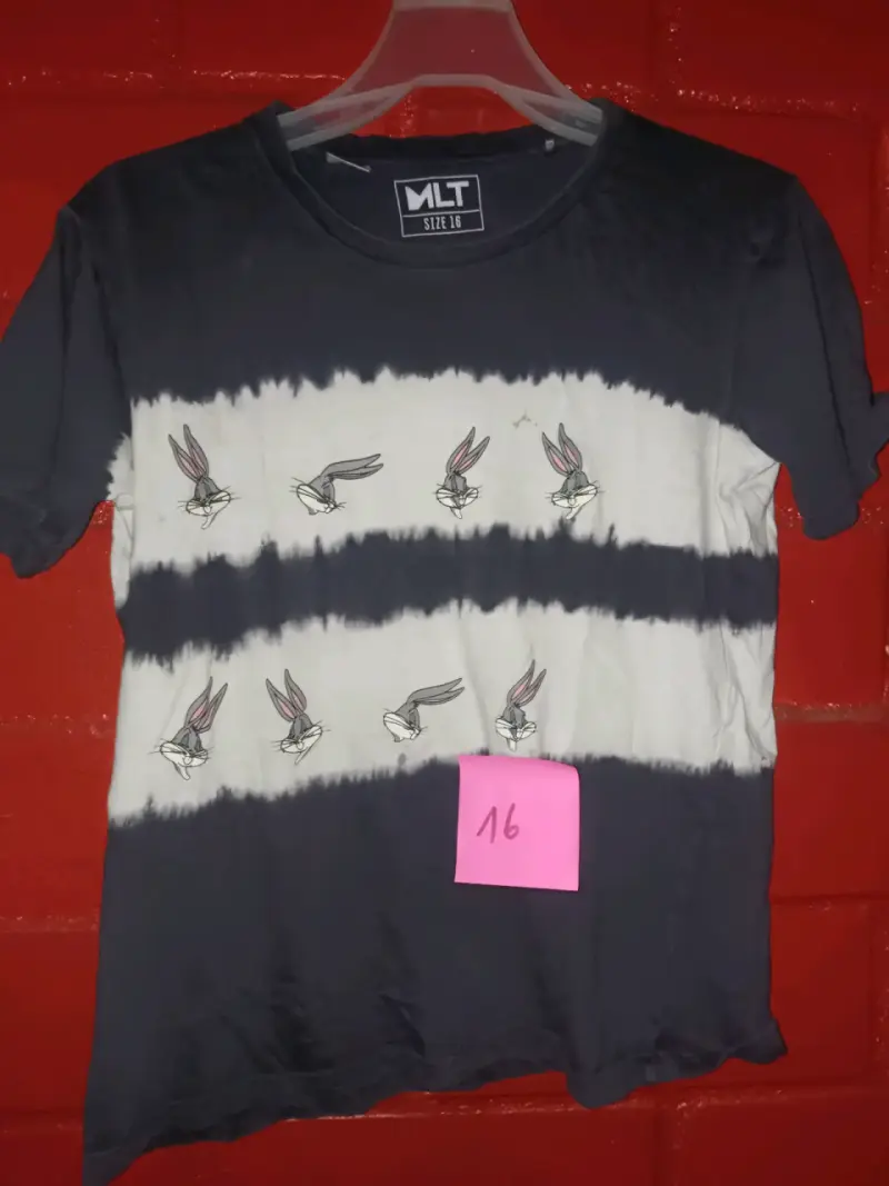 Polera negra con diseño estampado