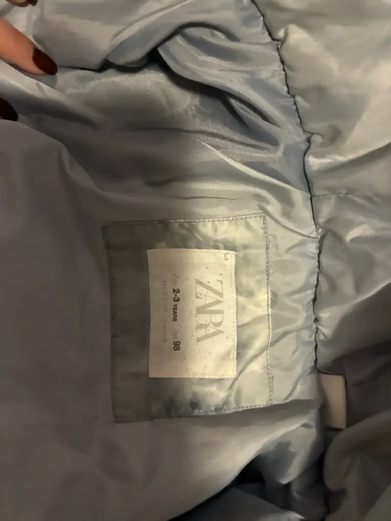Chaqueta inflada gris con capucha - 2