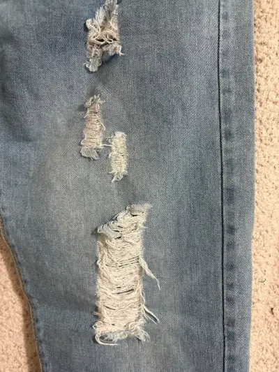 Jeans desgastados azul claro - miniatura 2