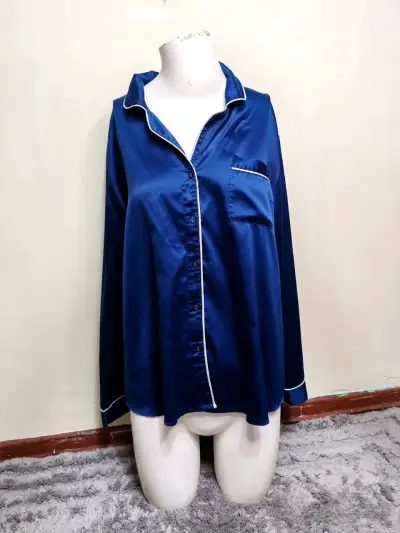 Pijama azul satinado - miniatura 1