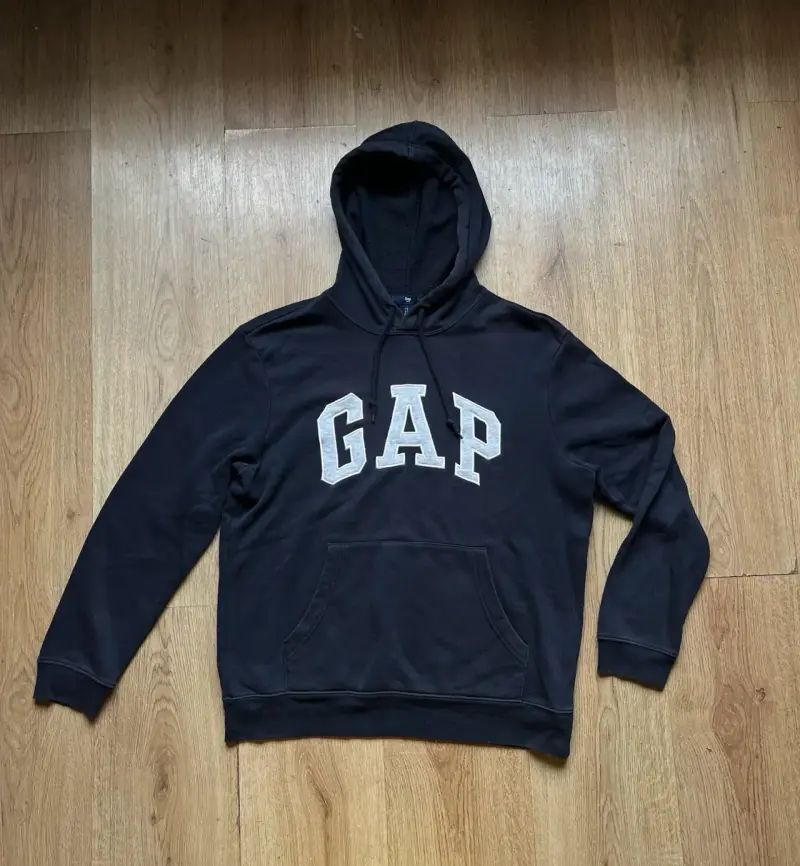 Polerón negro GAP con capucha