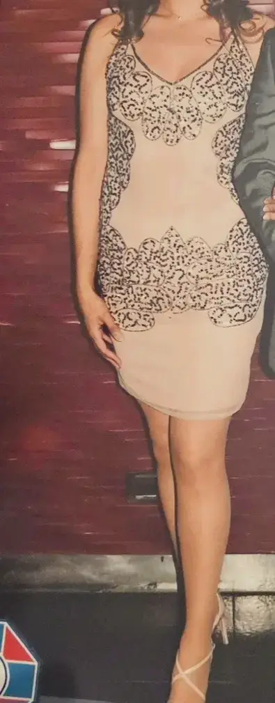 Hermoso Vestido beige con lentejuelas - miniatura 2