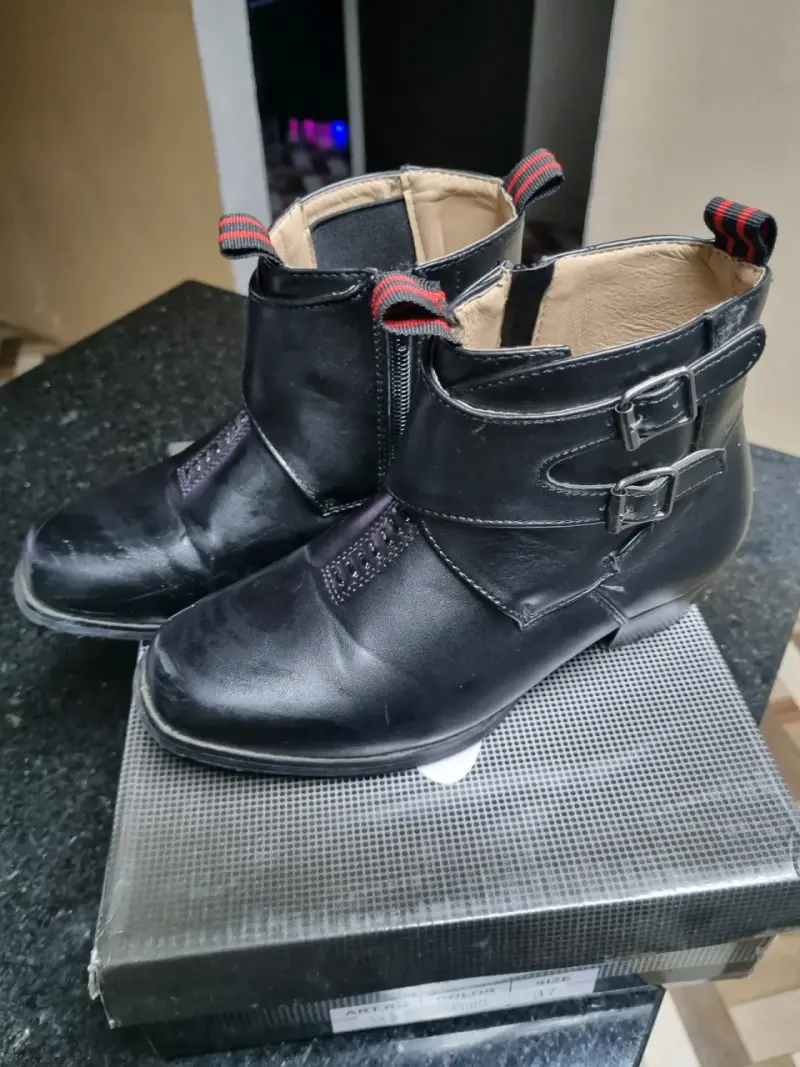 Botines de cuero negro con hebillas - 1