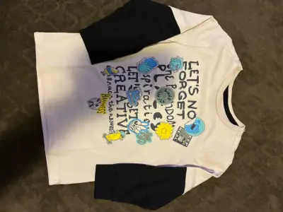 Polera blanca con estampado gráfico - miniatura 1