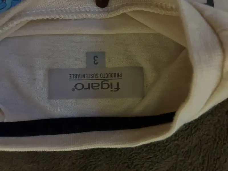 Polera blanca con estampado gráfico - 2