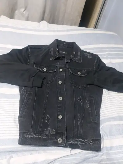 Chaqueta de mezclilla negra desgastada - miniatura 3