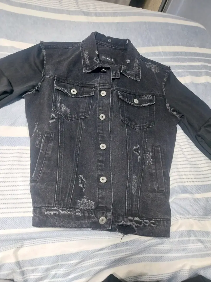 Chaqueta de mezclilla negra desgastada - 4