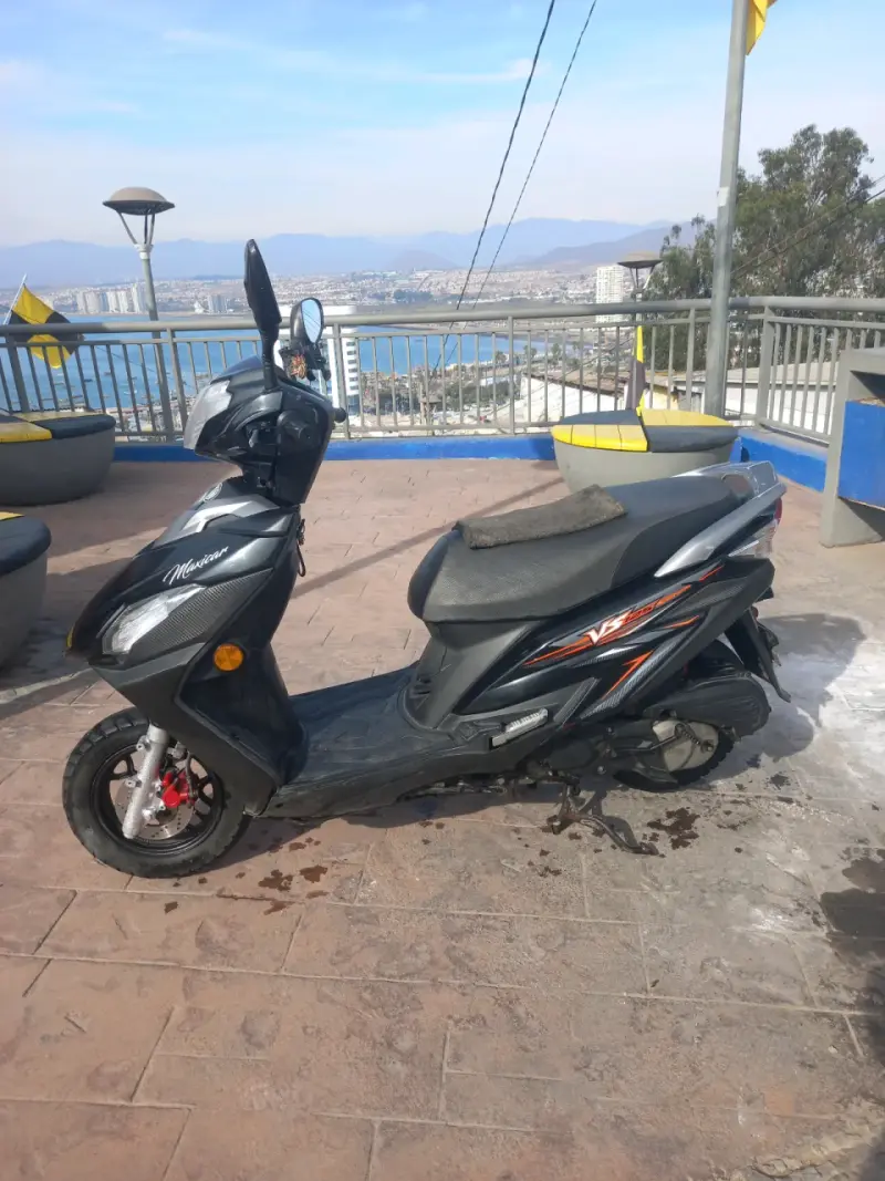 Scooter negro usado - 1