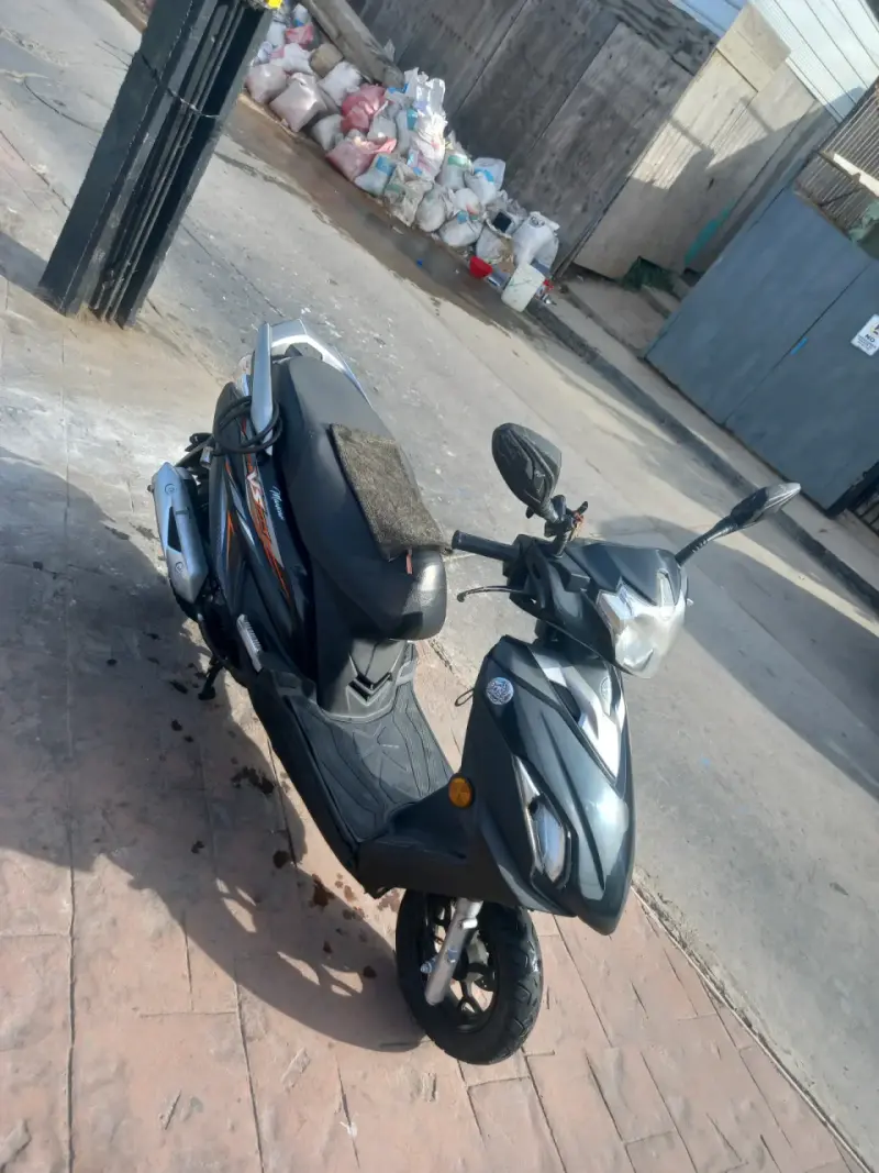 Scooter negro usado - 3