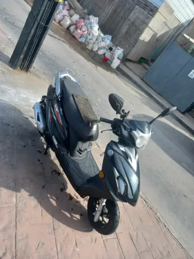 Scooter negro usado - miniatura 3