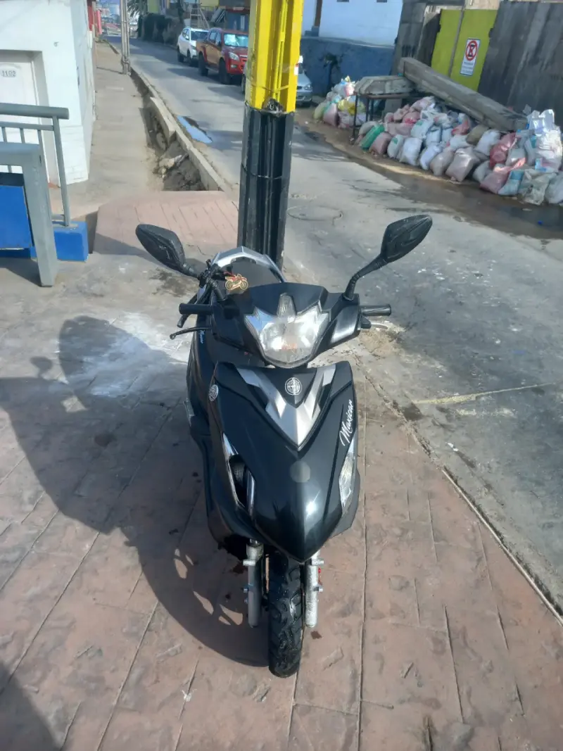 Scooter negro usado - 5