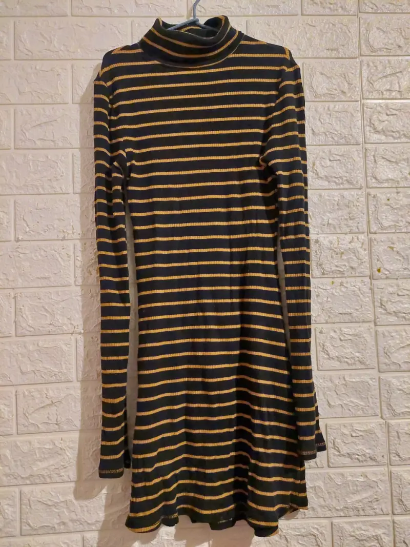 Vestido a rayas negro y amarillo