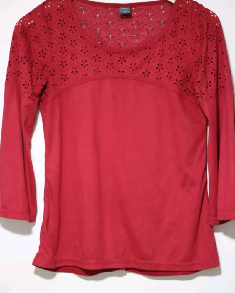 Polera roja con diseño calado - 1